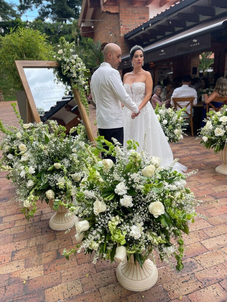 la complicidad y tradición de las flores acompañando a una pareja de recién casados.